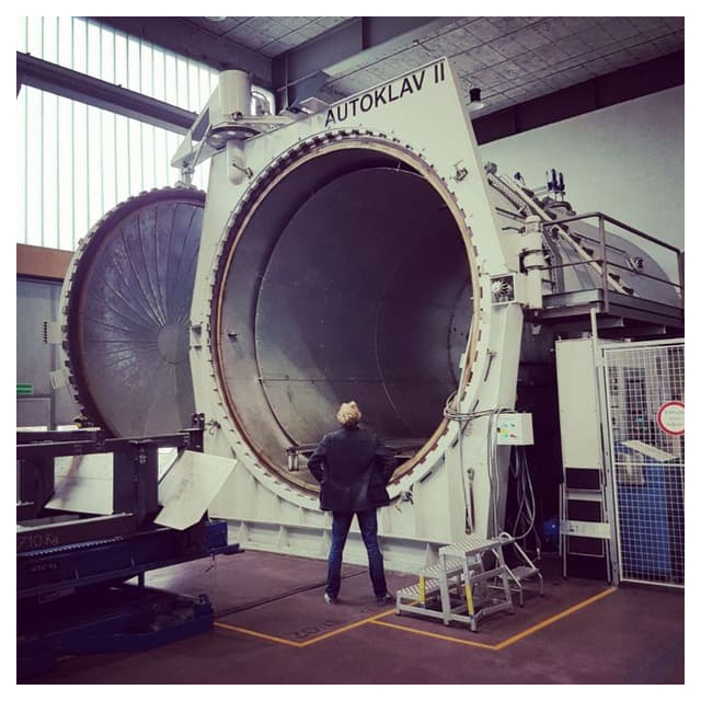 yearning for the beyond in front of an autoclave